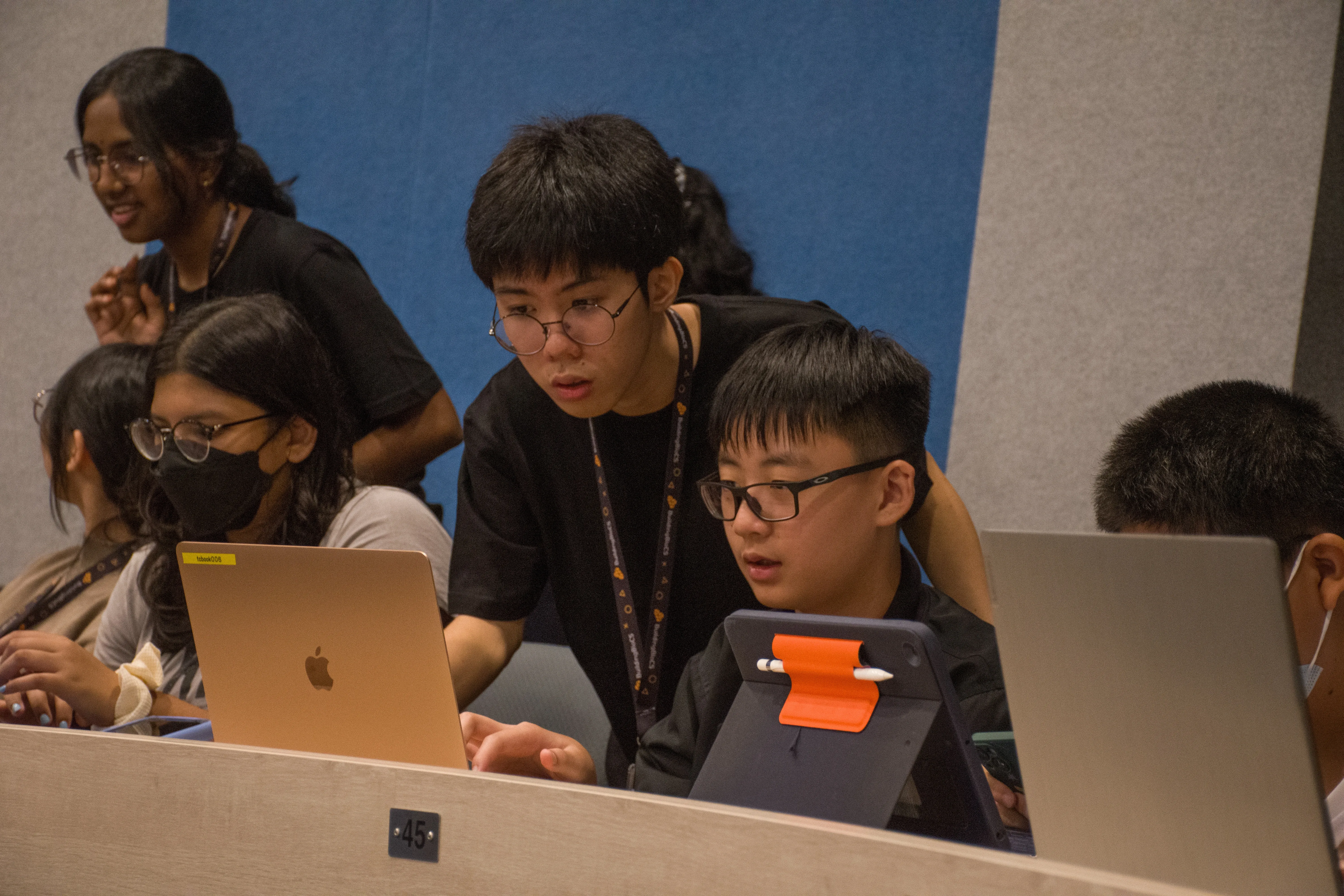 An organiser providing assistance during workshop